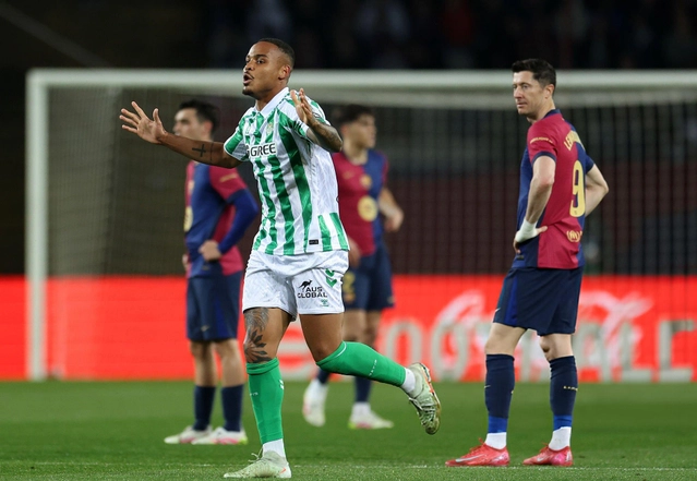 Natan ghi bàn vào lưới Barcelona từ pha phạt góc