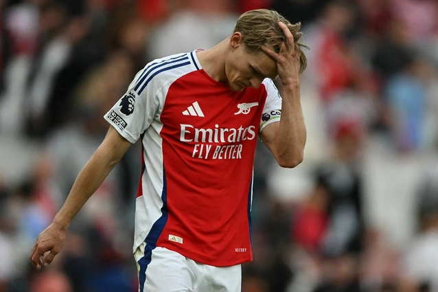 Martin Odegaard thất vọng sau trận thua Bournemouth.