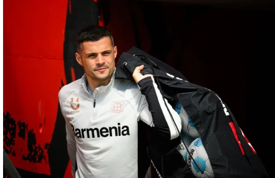 Erik ten Hag khiến Granit Xhaka khó chịu tại Bayer Leverkusen.