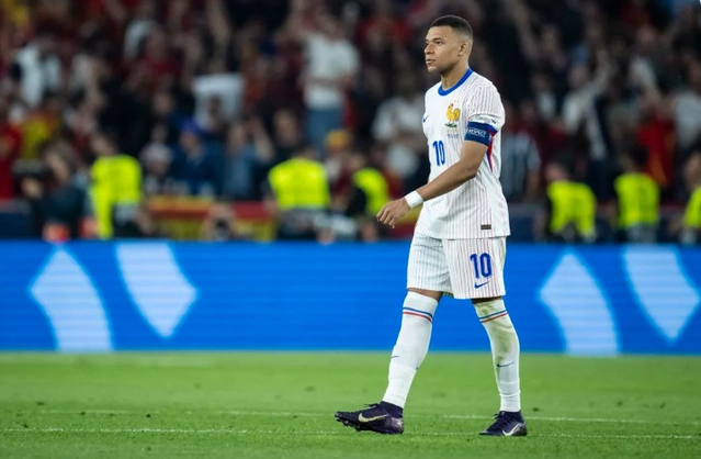 Kylian Mbappe thất vọng sau trận thua Tây Ban Nha.