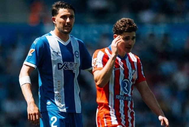 Facundo Gárces kèm cặp Julian Alvarez trong trận hòa 0-0 với Atletico Madrid ở vòng 34 La Liga