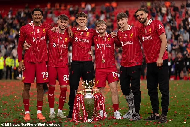 Harvey Elliott (19) và Jarell Quansah (78) nằm trong tầm ngắm Bayer Leverkusen