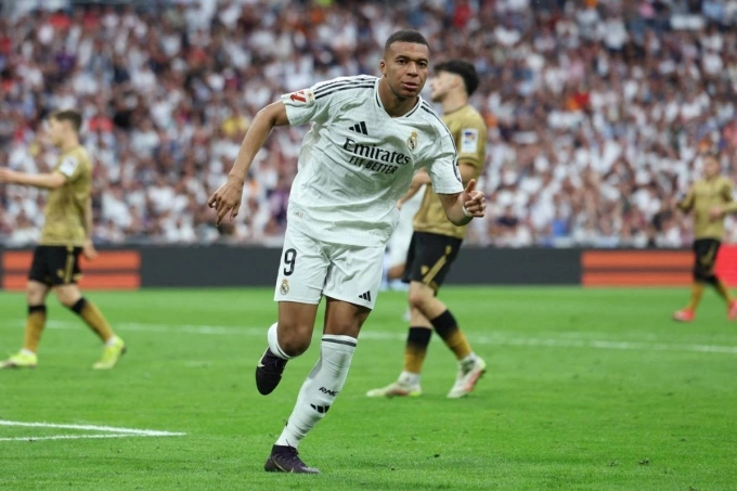 Mbappe mừng cú đúp trong trận Real thắng Sociedad 2-0 hôm 24/5, thành tích đem lại Giày Vàng châu Âu 2025. Ảnh: AFP